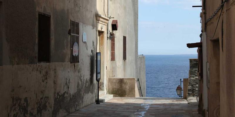 建筑工程合同纠纷法律咨询：工程款拖欠与质量问题的法律解决路径 | 51法律网律师在线