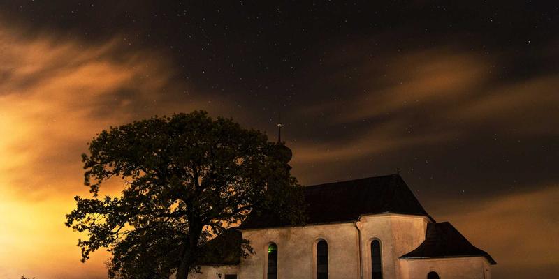 法律咨询评测：传统法律顾问与在线律师服务如何选择？